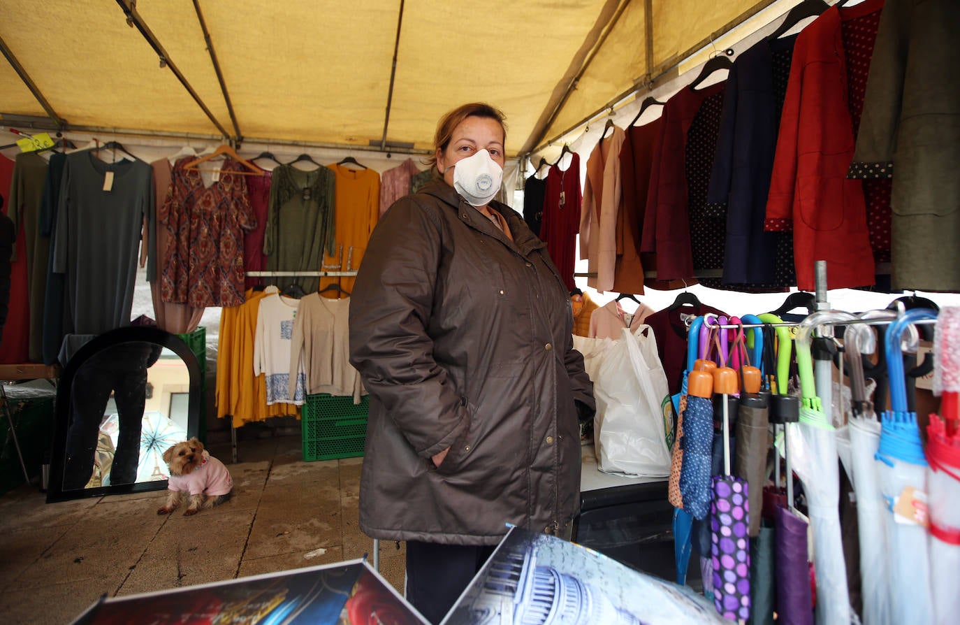 El mal tiempo no ha impedido que los asturianos acudan a los mercados que hoy volvían a la actividad, como el de El Fontán, en Oviedo. La lluvia tampoco ha dejado a deportistas y paseantes en casa.