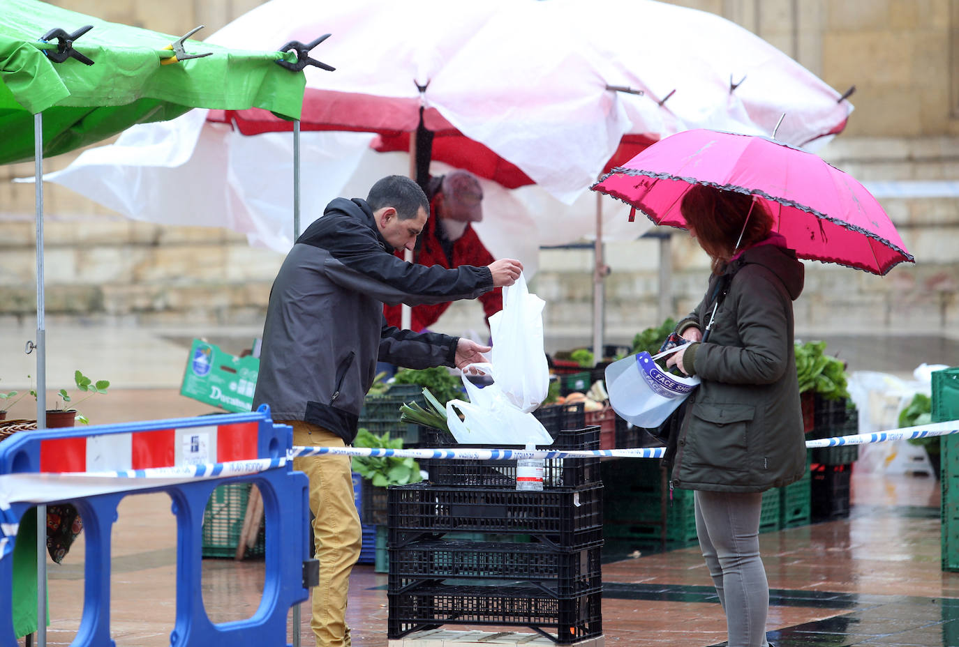 El mal tiempo no ha impedido que los asturianos acudan a los mercados que hoy volvían a la actividad, como el de El Fontán, en Oviedo. La lluvia tampoco ha dejado a deportistas y paseantes en casa.