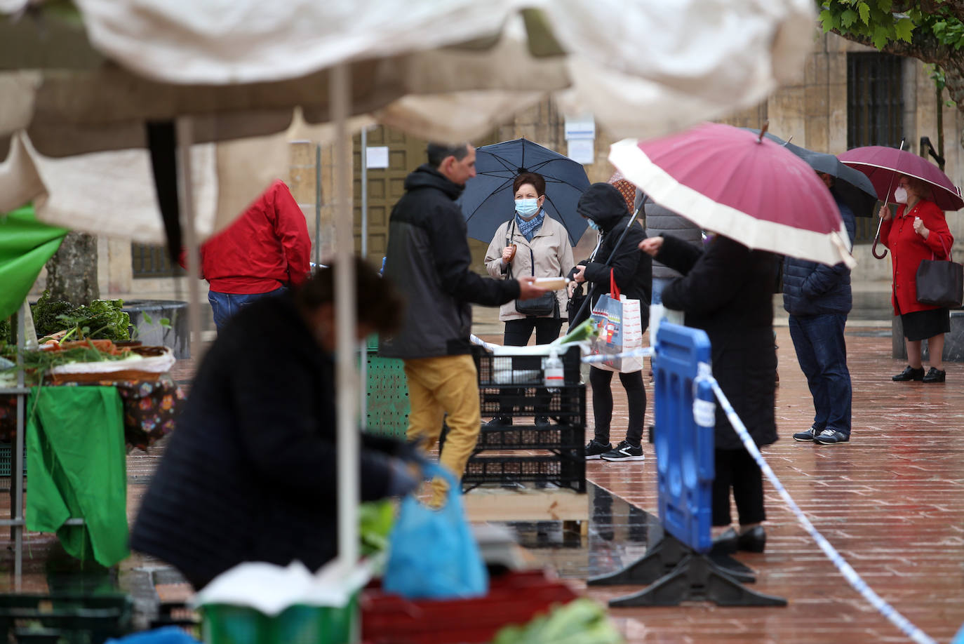 El mal tiempo no ha impedido que los asturianos acudan a los mercados que hoy volvían a la actividad, como el de El Fontán, en Oviedo. La lluvia tampoco ha dejado a deportistas y paseantes en casa.