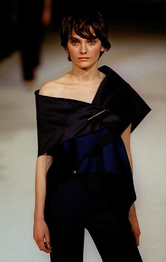 Uno de los diseños del modisto presentados en el desfile de 1999 en París para otoño-invierno.