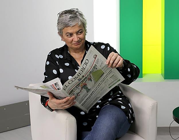 La alcaldesa hojea El COMERCIO justo antes del inicio de la entrevista en Canal 10. Vídeo: Ana González: «En la playa va a haber que mantener 2 metros de distancia» 