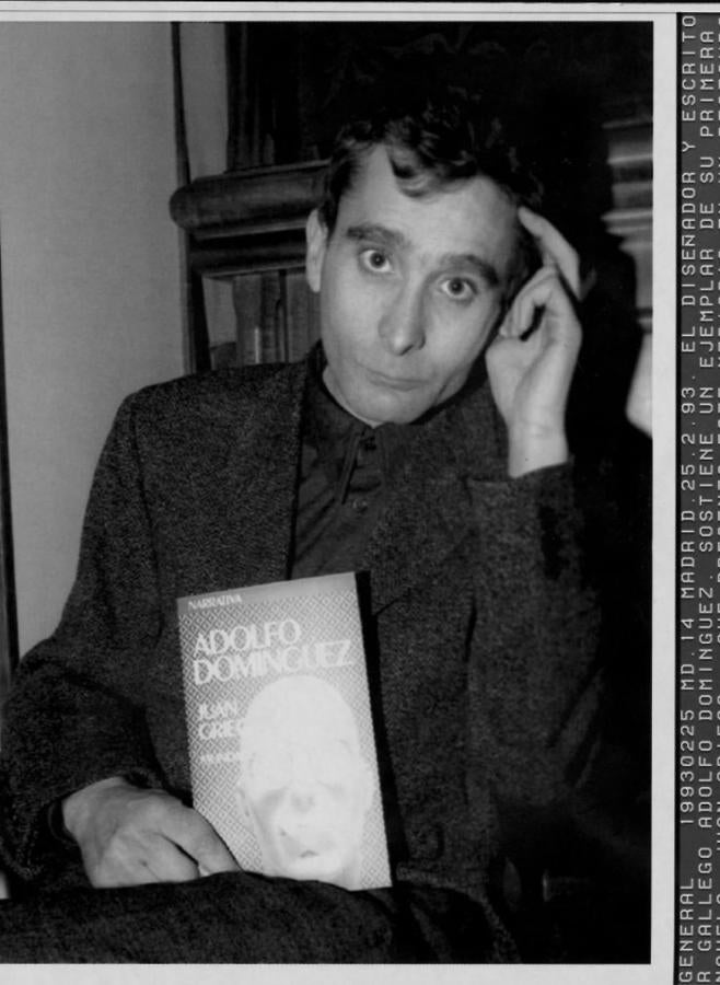 Adolfo Domínguez presentado un ejemplar de su primera novela 'Juan Griego' en 1993.