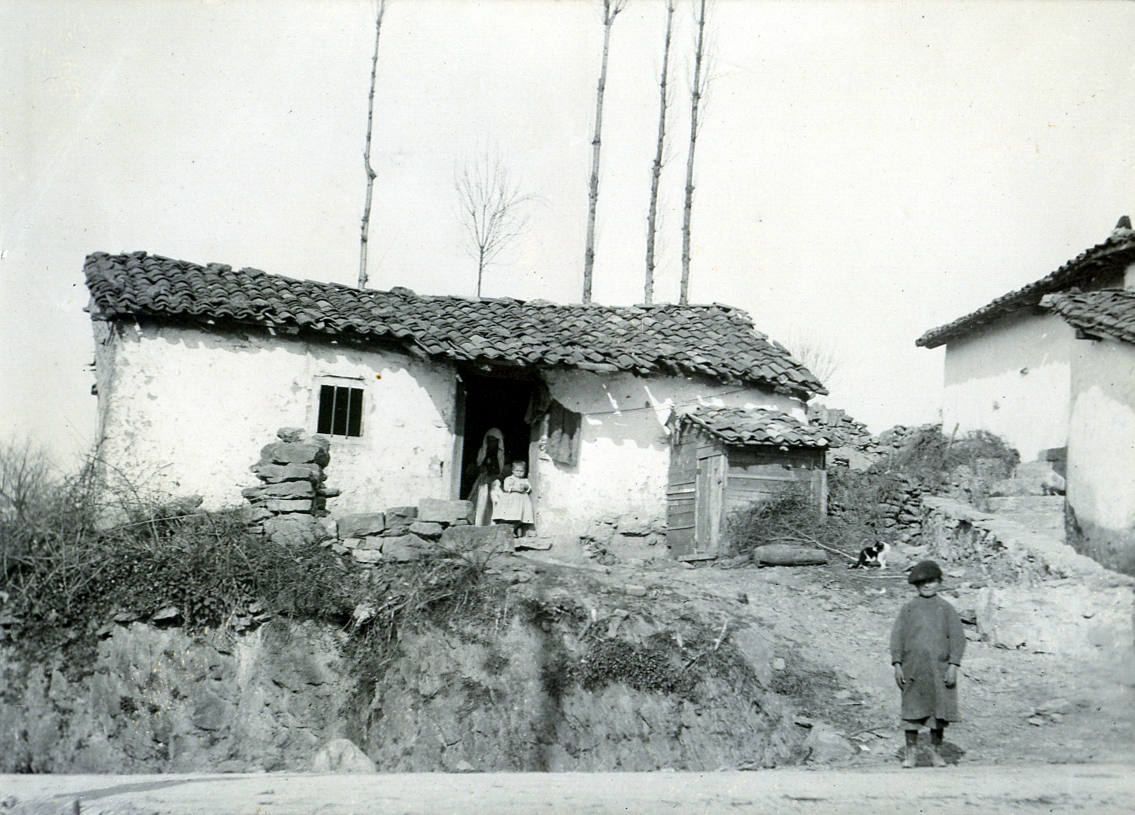 Con motivo del Día de los Museos el Museo del Pueblo de Asturias pone a disposición del público 40.000 imágenes de su colección que ya se pueden consultar online y que permite viajar en el tiempo entre los años 1.880 y 2.000. 