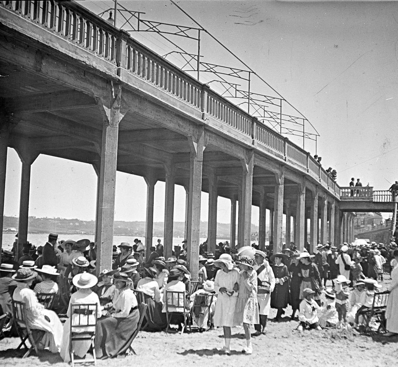 Con motivo del Día de los Museos el Museo del Pueblo de Asturias pone a disposición del público 40.000 imágenes de su colección que ya se pueden consultar online y que permite viajar en el tiempo entre los años 1.880 y 2.000. 