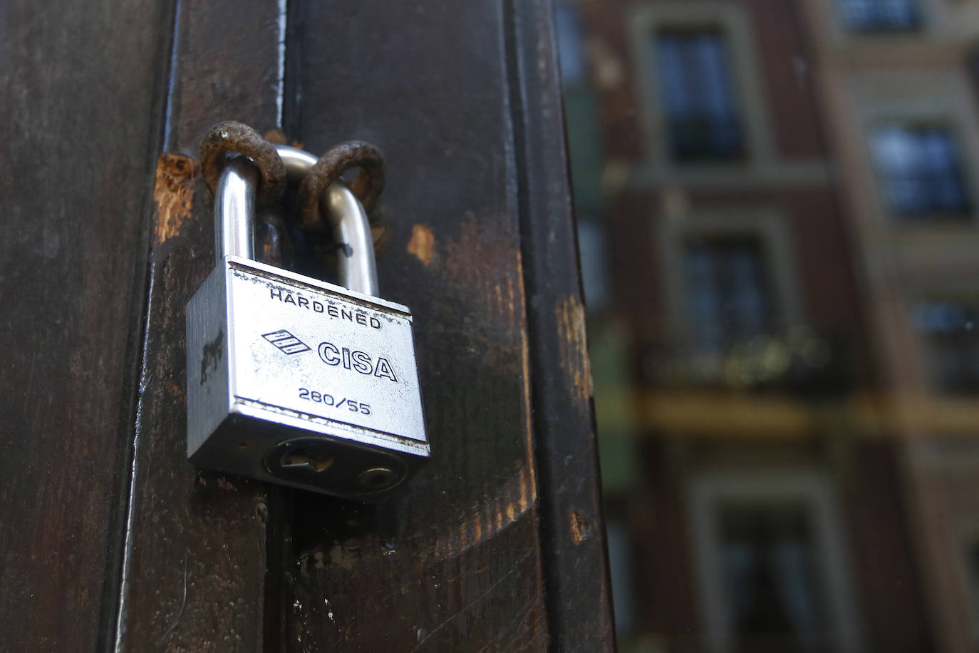 14 de marzo. Gijón | Un candado echa el cierre en un establecimiento hostelero tras el decreto de estado de alarma. 