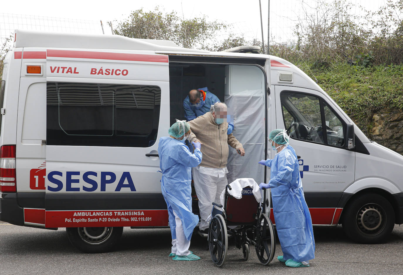 22 de marzo. Gijón | Una persona enferma llega en ambulancia al hospital de Cabueñes. 