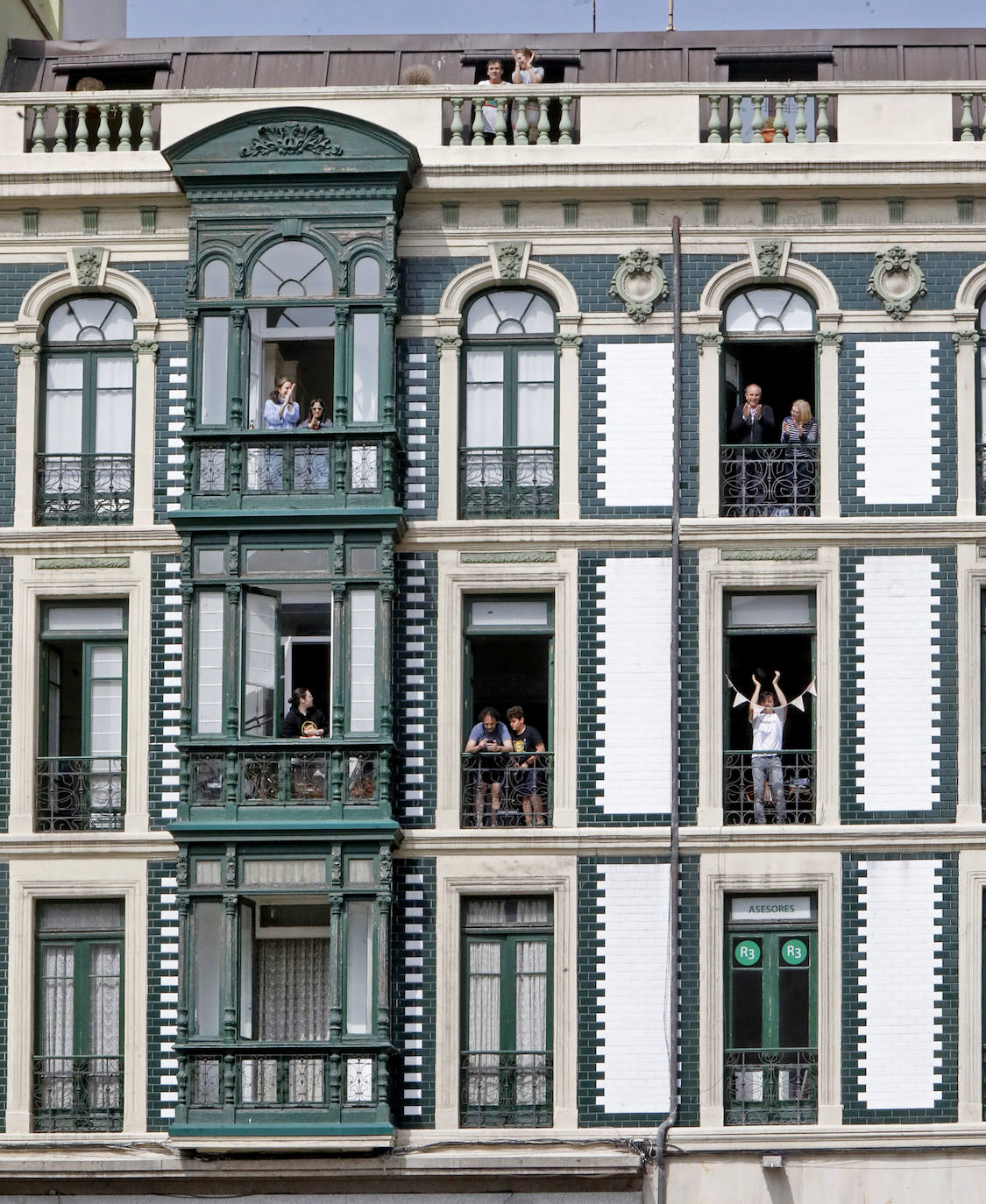 22 de marzo. Gijón | Vermú dominical en ventanas y balcones durante el confinamiento. 