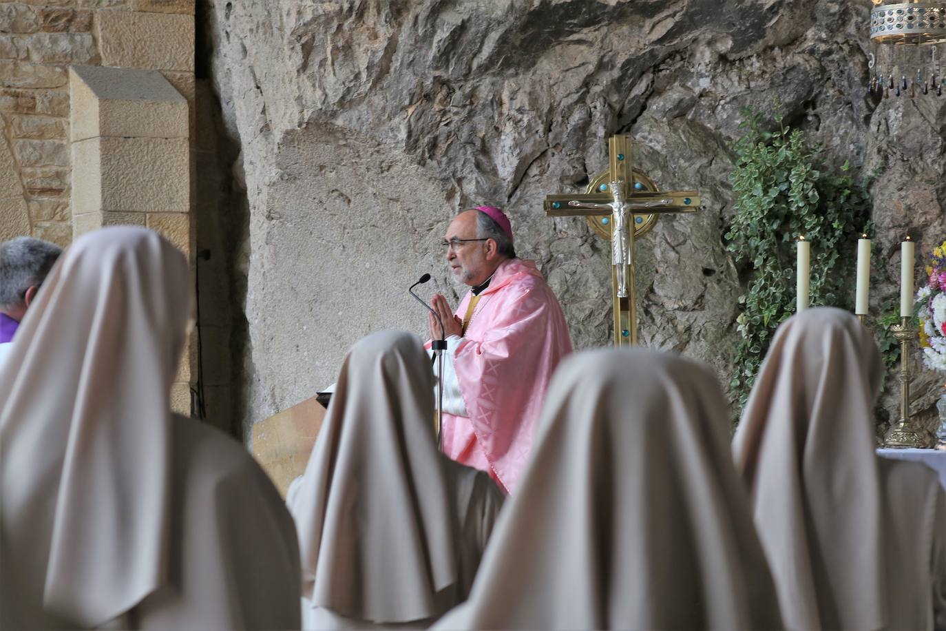 22 de marzo. Covadonga | El arzobispo Jesús Sanz Montes oficia misa en la Cueva de la Santina. 
