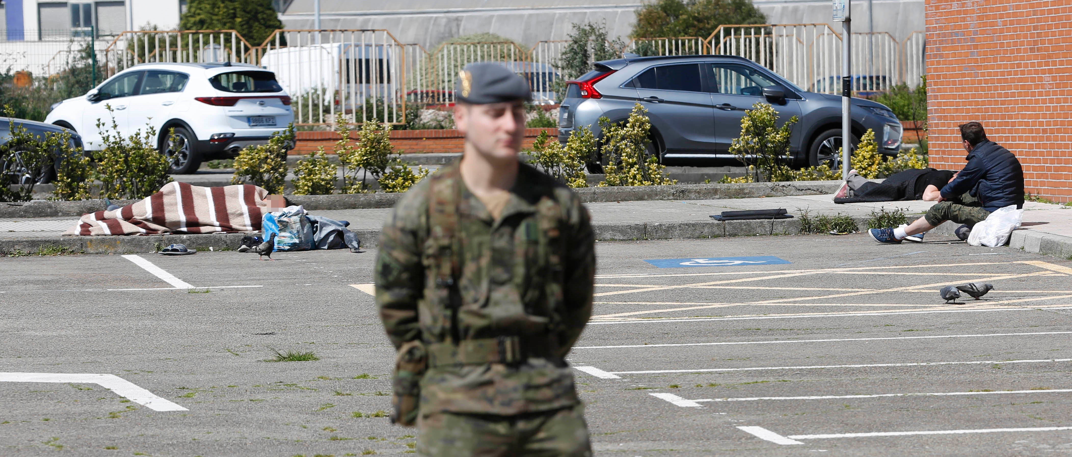 27 de marzo. Gijón | Un militar, en el entorno de la estación y del albergue de Gijón. 