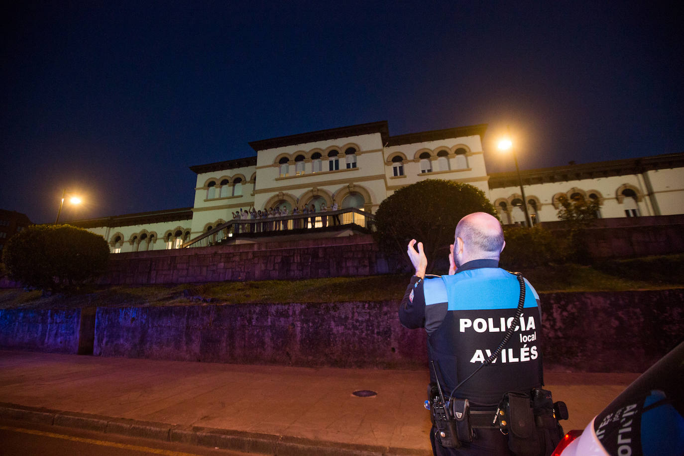 28 de marzo. Avilés | Aplausos mutuos entre los sanitarios del antiguo hospital de Caridad de Avilés y la Policía. 