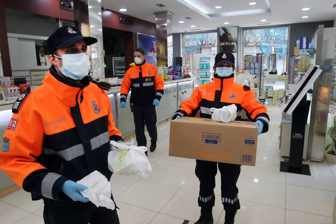 31 de marzo. Oviedo | Voluntarios de Proección Civil reparten aimentos, medicinas y paquetes a persoas confinadas durante el estado de alarma. 