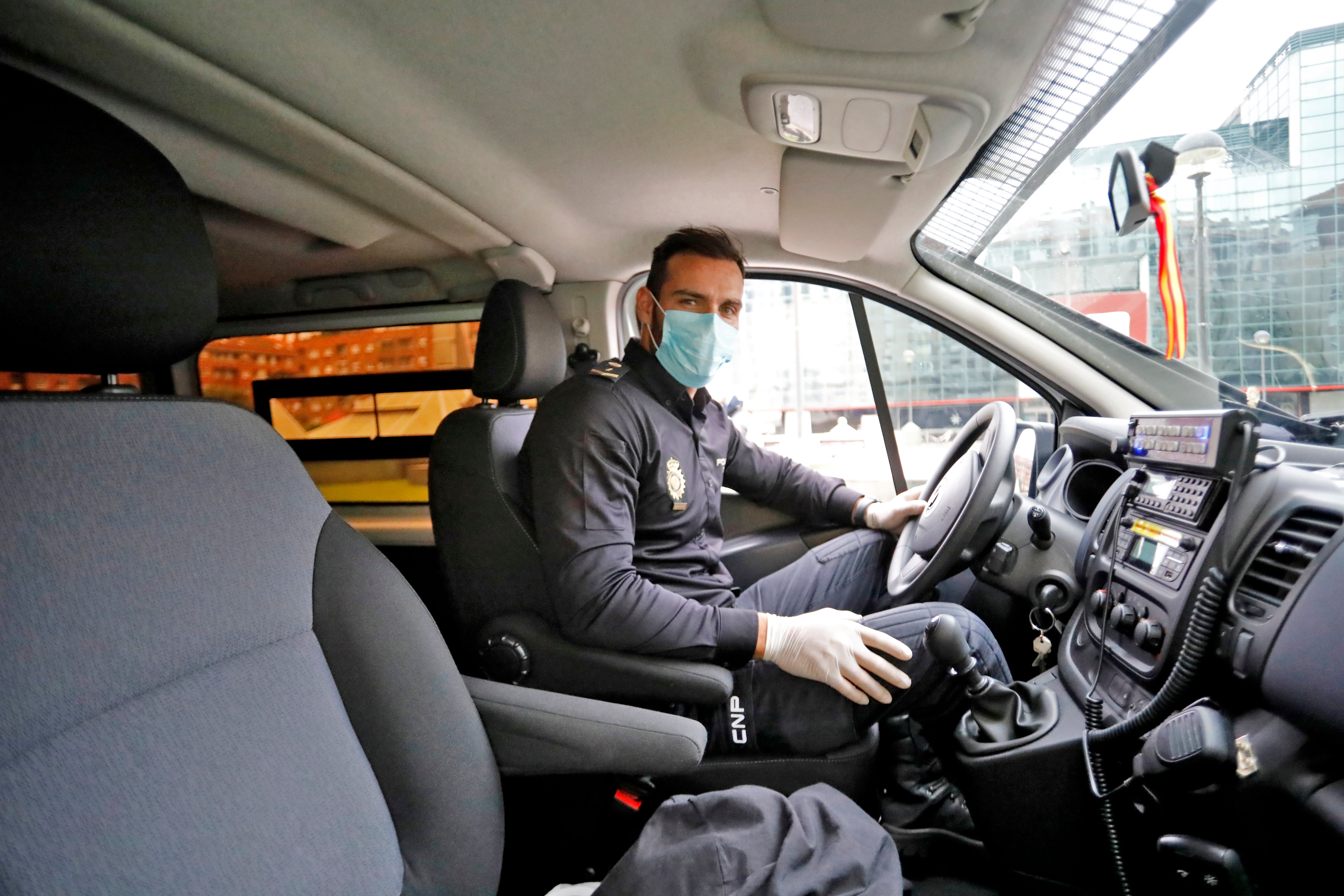 01 de abril. Gijón | Saúl Craviotto, cuatro veces medallista olímpico, se ha unido a sus compañeros de la Policía Nacional en Gijón para luchar contra el coronavirus. 