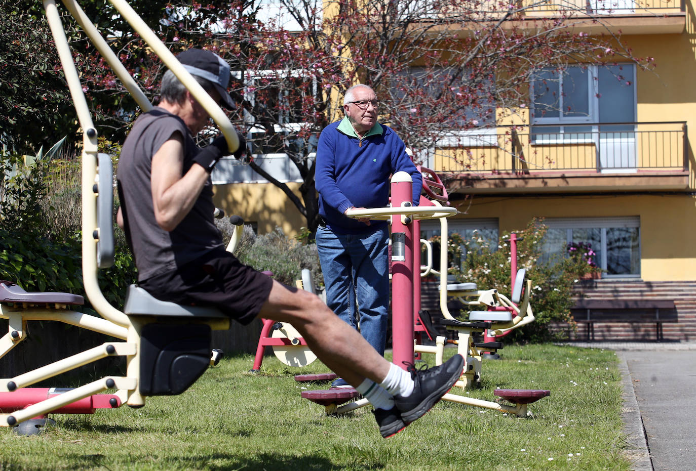 03 de abril. Oviedo | Los residentes del centro de mayores de El Cristo continúan con su día a día, pero respetando las distancias y disfrutando del jardín por turnos. 