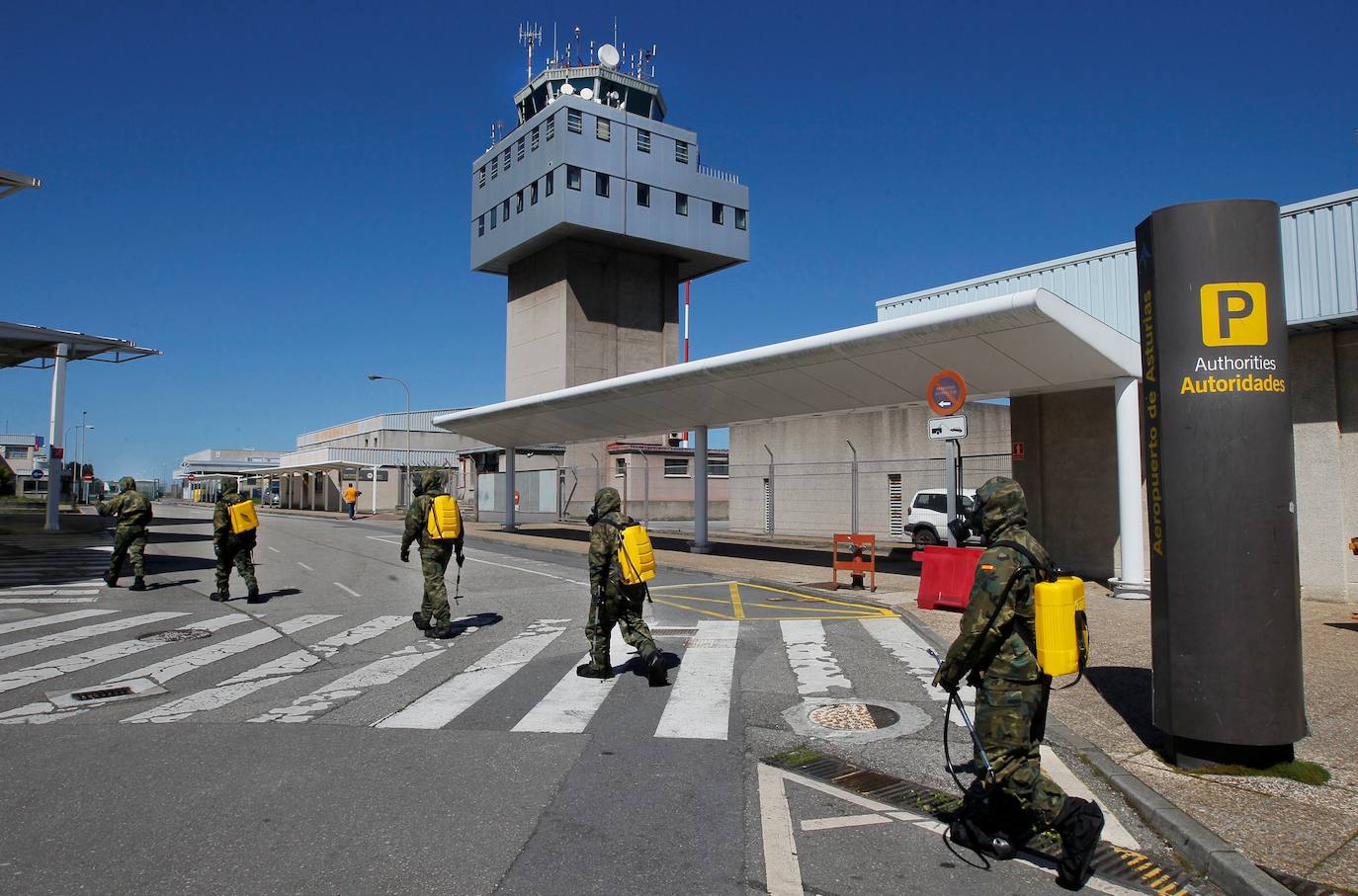 04 de abril. Aerouerto de Asturias | Militares del Ejército de Tierra trabajan en las labores de desinfección en el Aeropuerto de Asturias. 
