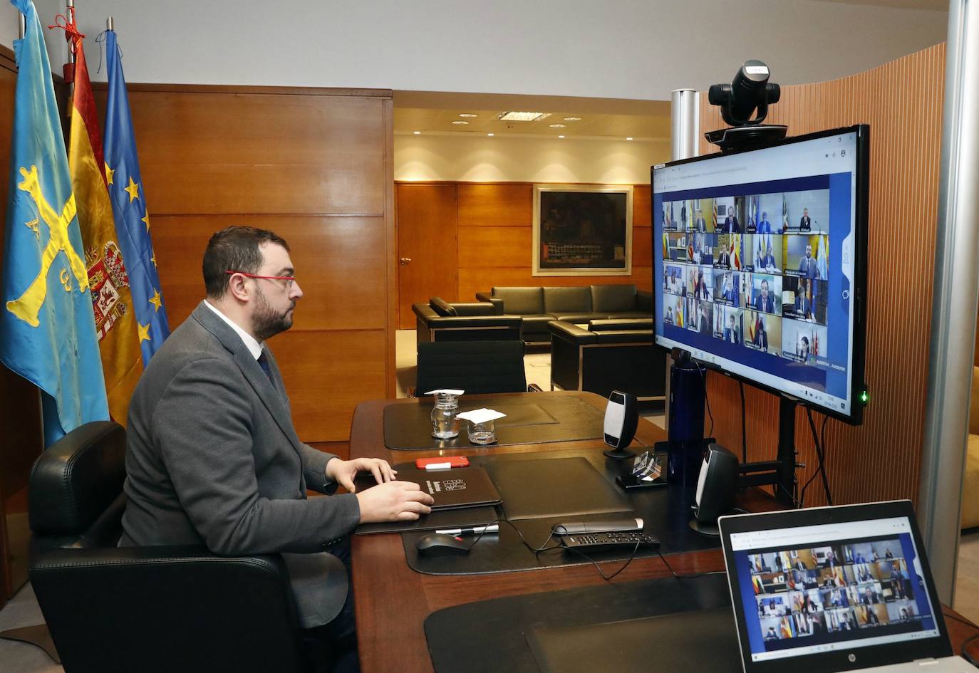 05 de abril. Oviedo | Adrián Barbón, presidente del Principado, en una videoconferencia con el presidente del Gobierno, Pedro Sánchez, y el resto de presidentes de comunidades autónomas. 