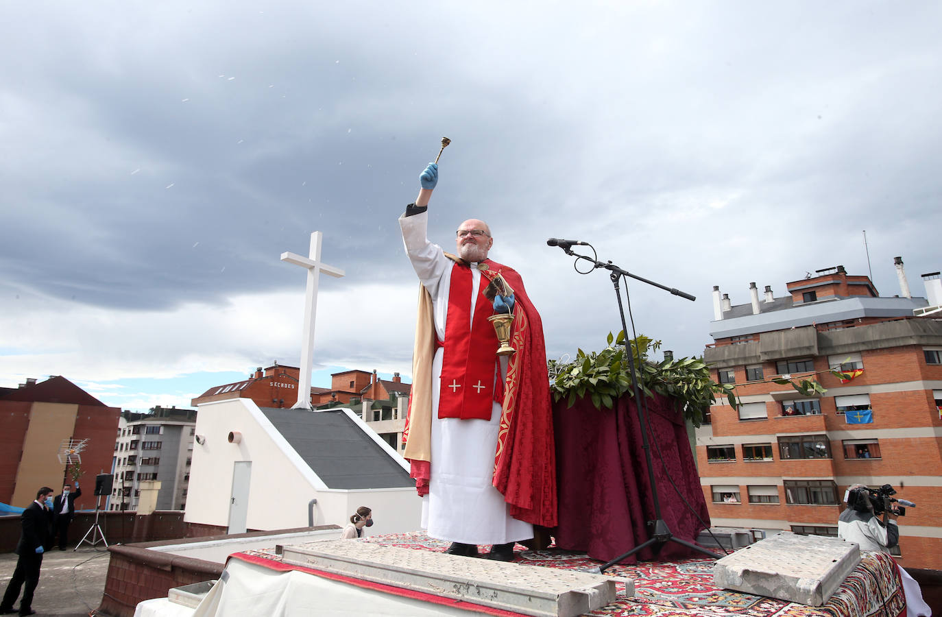 05 de abril. Oviedo | El párroco de la iglesia ovetense de San Javier, en La Tenderina, Alberto Reigada, bendijo los ramos desde la azotea. 
