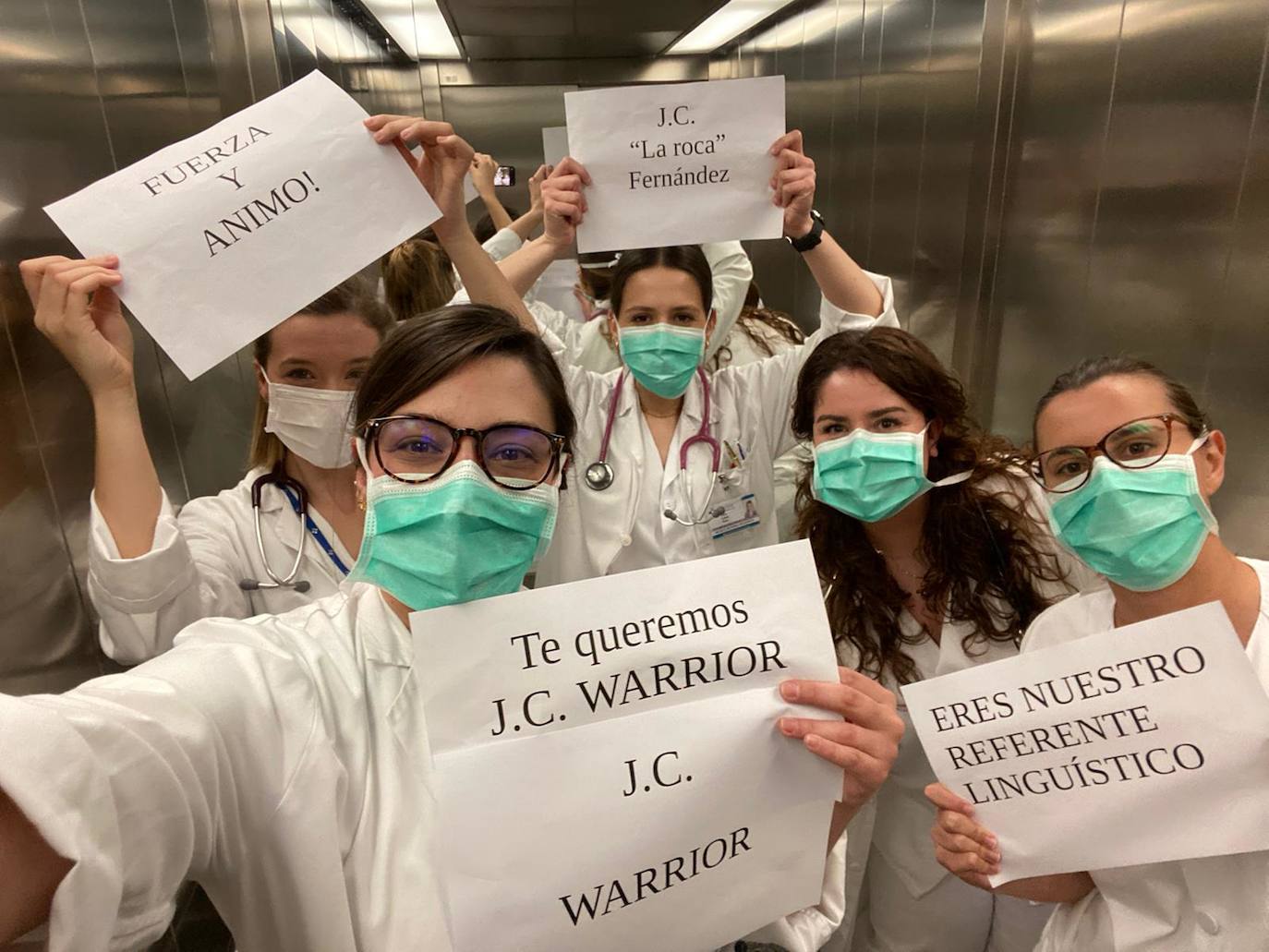 06 de abril. Oviedo | El primer sanitario que deja la UCI del HUCA. 