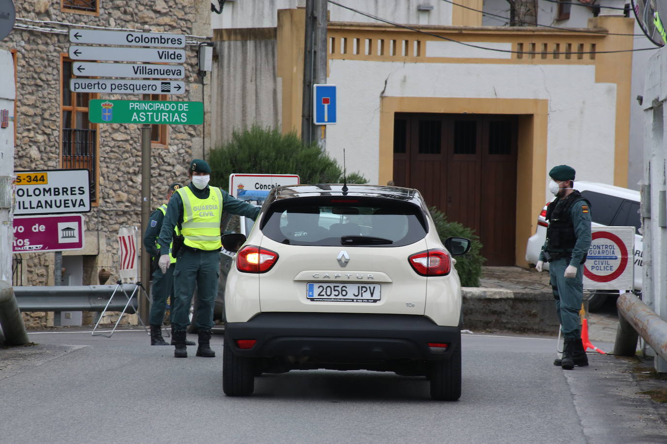 08 de abril. Ribadedeva | Agentes de la Guardia Civil en un control en la entrada a Asturias por Ribadedeva. 