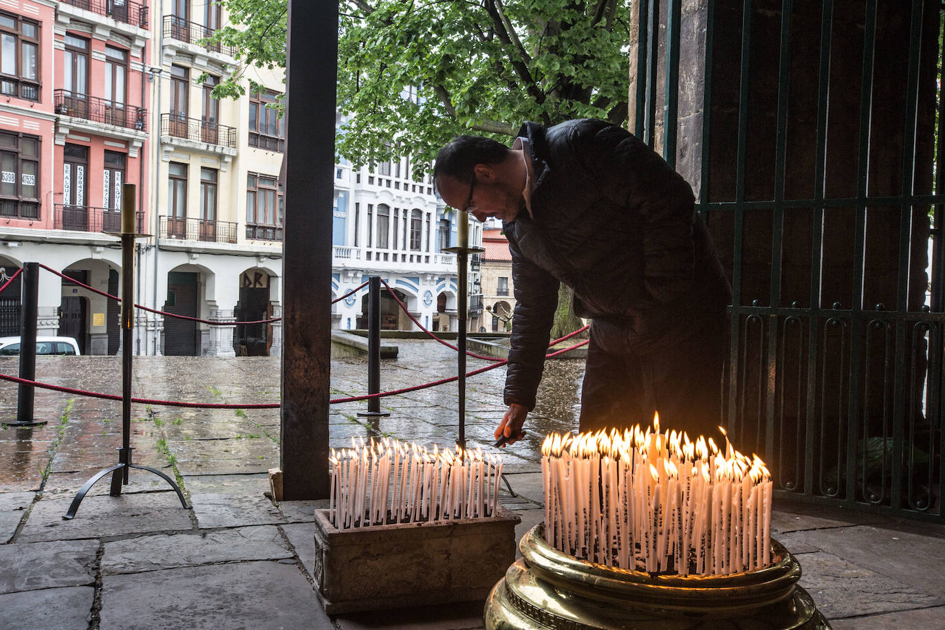 10 de abril. Avilés | Encendido de velas en la iglesia de San Nicolás el Viernes Santo, en memoria de los fallecidos por el coronavirus. 