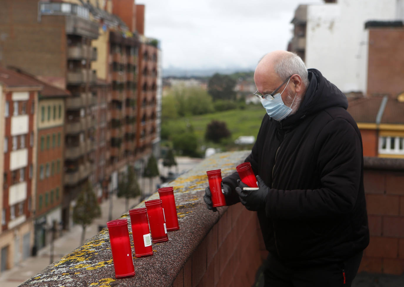 11 de abril. Oviedo | Alberto Reigada, párroco de la iglesia de San Francisco Javier, en La Tenderína, enciende las velas de la vigilia pascual. 