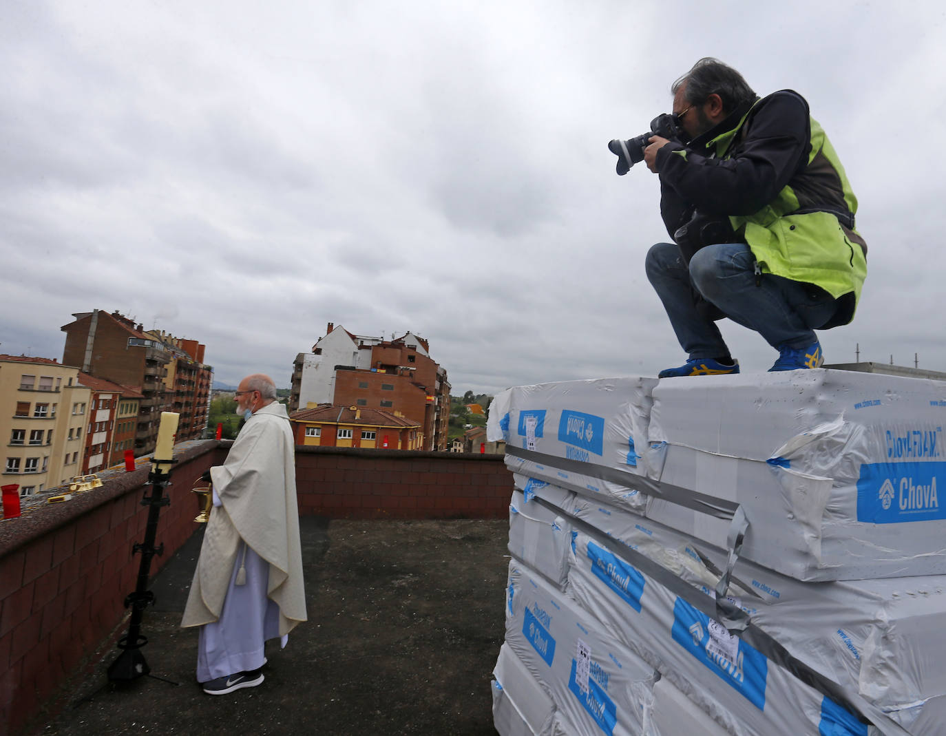 12 de abril. Oviedo | Alberto Reigada ofrece la bendición del Domingo de Pascua desde la azotea de la iglesia de La Tenderina. 