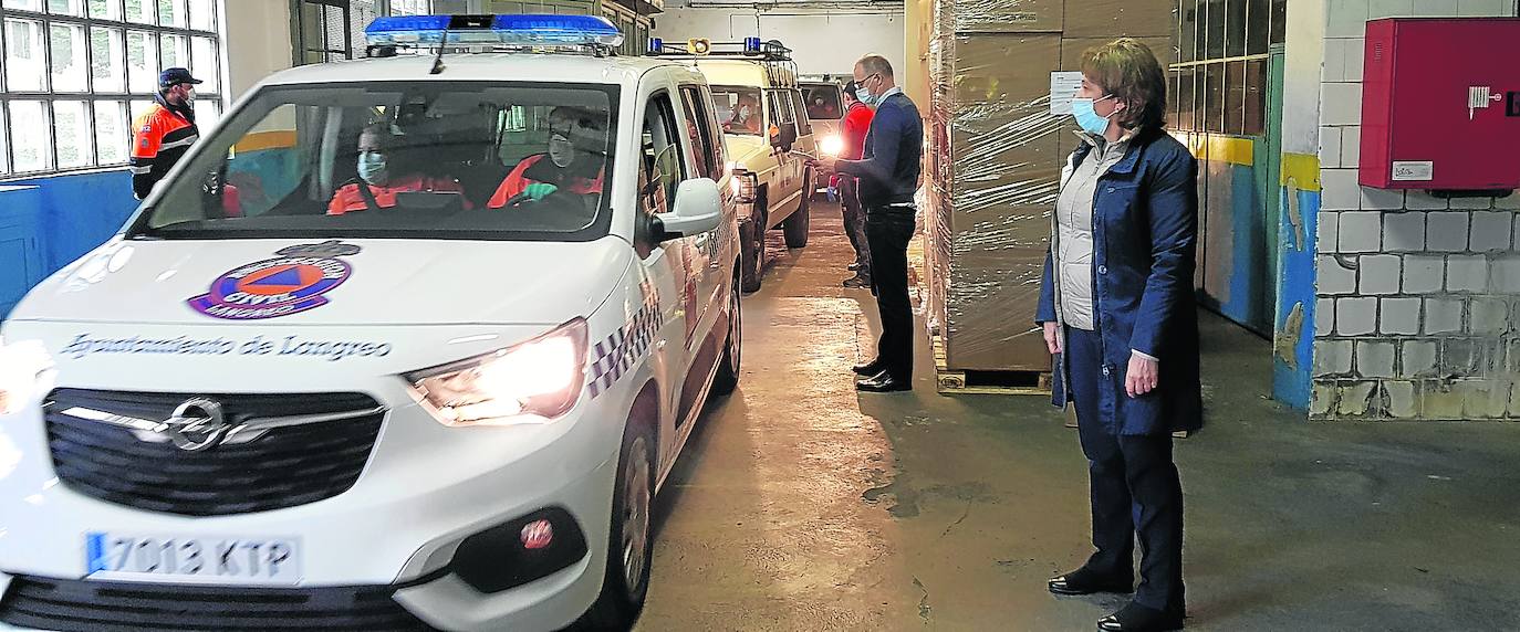 12 de abril | La delegada del Gobierno observa la salida de vehículos con mascarillas para su reparto. 