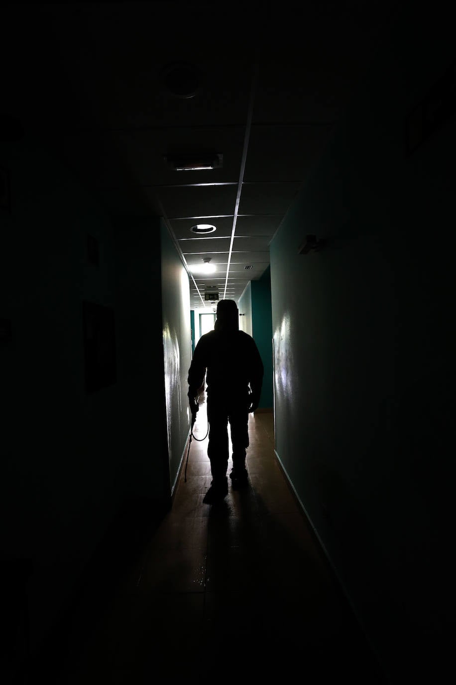 13 de abril. Oviedo | Miembros del regimiento de infantería Príncipe 3 de Cabo Noval desinfectaron y limpiaron el centro geriátrico de Ovida.