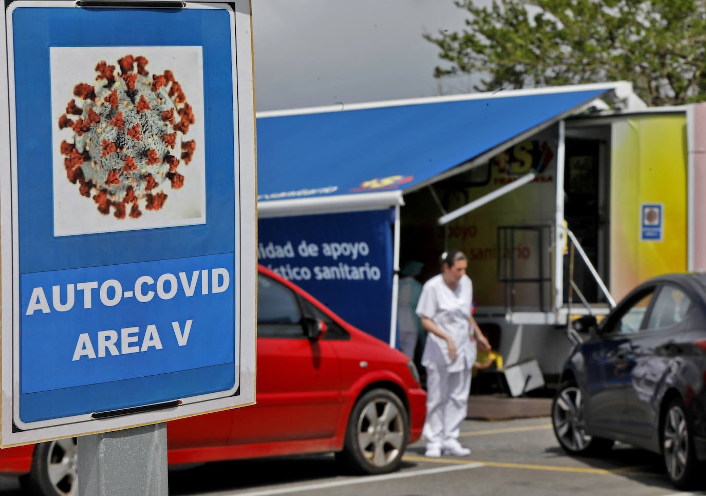 14 de abril. Gijón | Recogida de muestras a sanitarios del Hospital de Cabueñes para detectar positivos por coronavirus. 