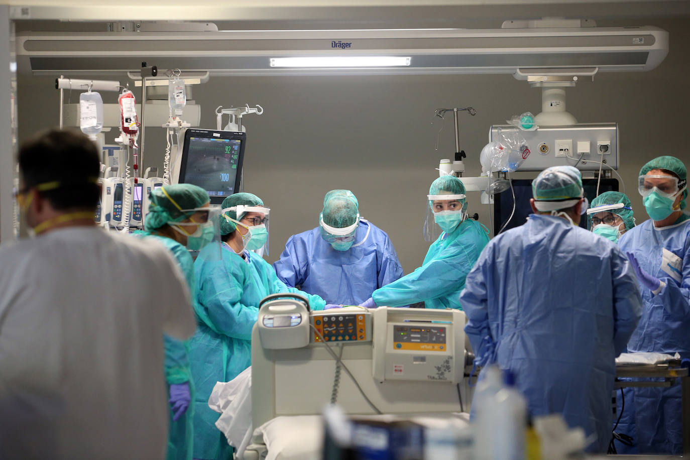 15 de abril. Oviedo | El equipo médico de la UCI del HUCA, volcado en atender a un paciente que había sufrido una crisis. 