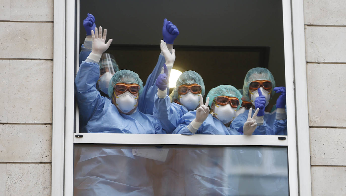 15 de abril. Gijón | Aplausos del personal de una residencia geriátrica a las ocho de la tarde. 