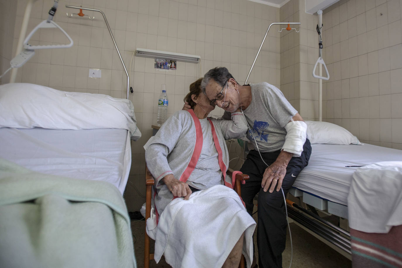 16 de abril. Gijón | Isabel Suárez besa a su marido, José Manuel Fabián, en la habitación que comparten en el Sanatorio Covadonga desde el día 7. Fueron derivados allí desde el HUCA al mejorar su estado de salud 