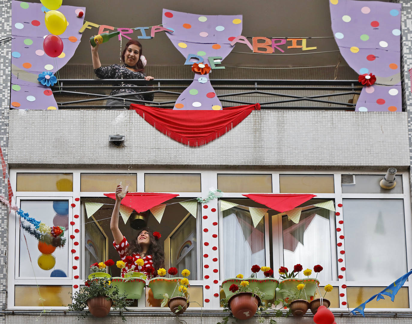 18 de abril. Gijón | Celebración de la Feria de Abril desde las ventanas y balcones de la calle San Matías, en Pumarín, durante el confinamiento. 