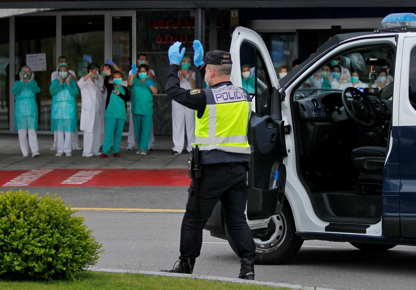 19 de abril. Oviedo | Un agente del cuerpo Nacional de Policía agradece su labora a los sanitarios de Urgencias del Hospital Universitario Central de Asturias. 