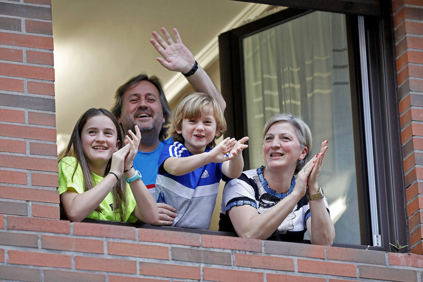 22 de abril. Gijón | Aplausos desde las ventanas y balcones a las ocho de la tarde en reconocimiento a aquellos que luchan contra la COVID-19. 