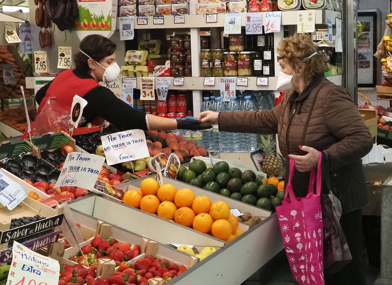 22 de abril. Gijón | Personas con mascarillas, en el Mercado del Sur. 