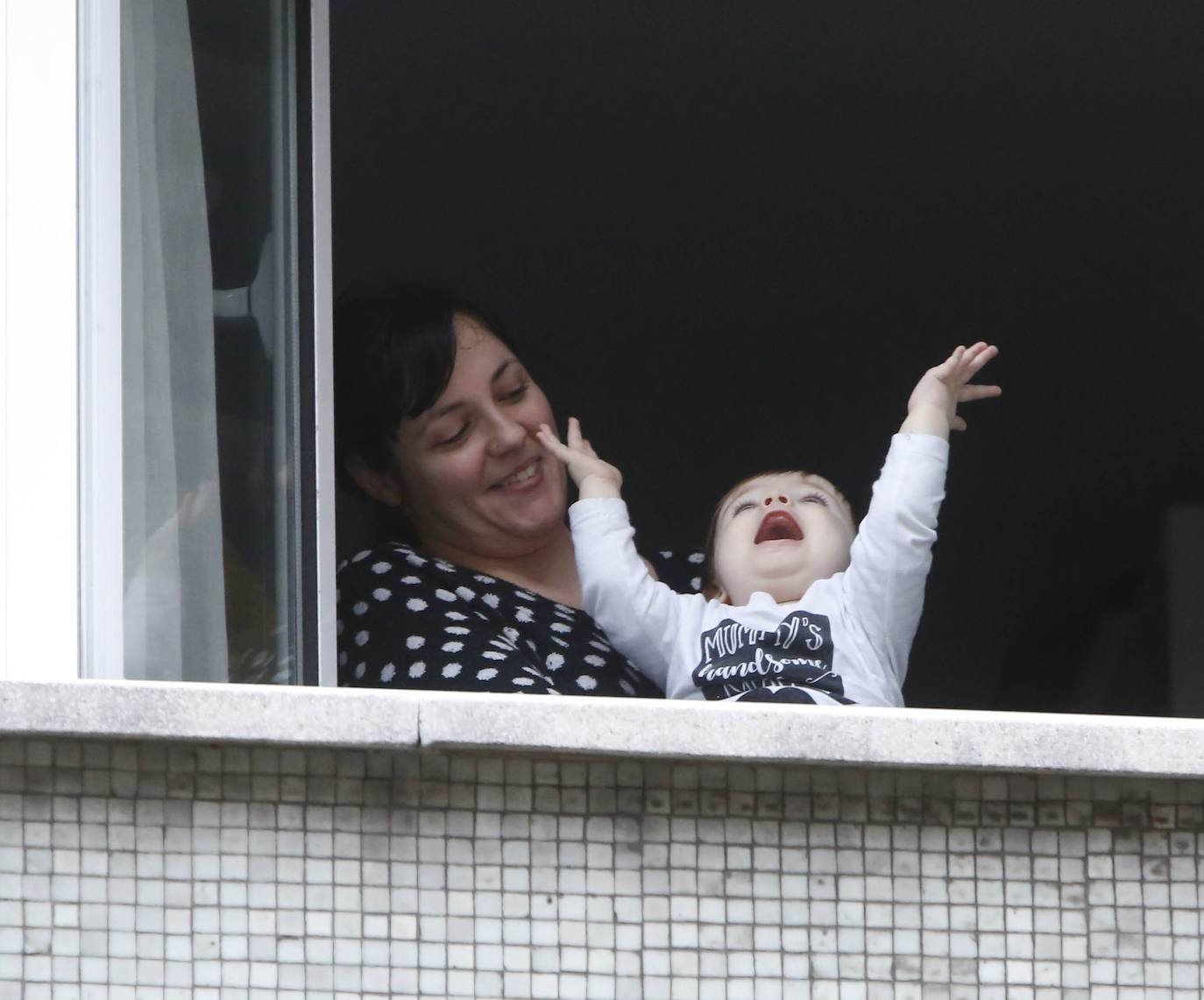 23 de abril. Gijón | Los aplausos de las ocho de la tarde durante el confinamiento desde ventanas y balcones. 