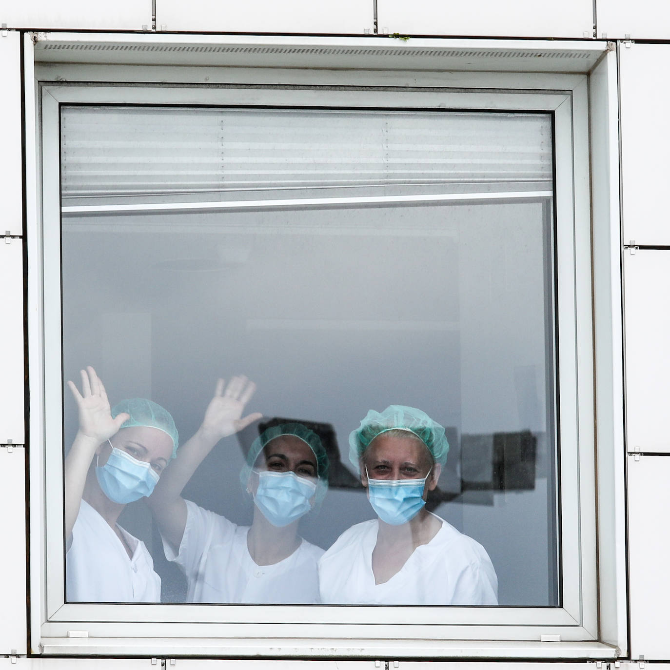27 de abril. Avilés | Enfermeras del hospital San Agustín saludan desde la ventana. 