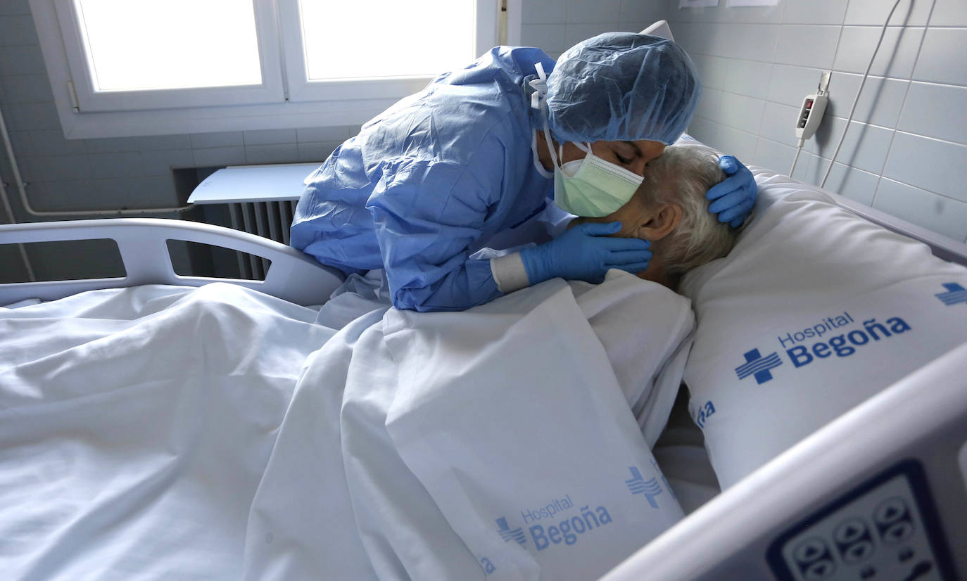 28 de abril. Gijón | Graciela Conde pudo ir después de siete semanas al Hospital Begoña a visitar a su abuela Elena, recién curada de coronavirus