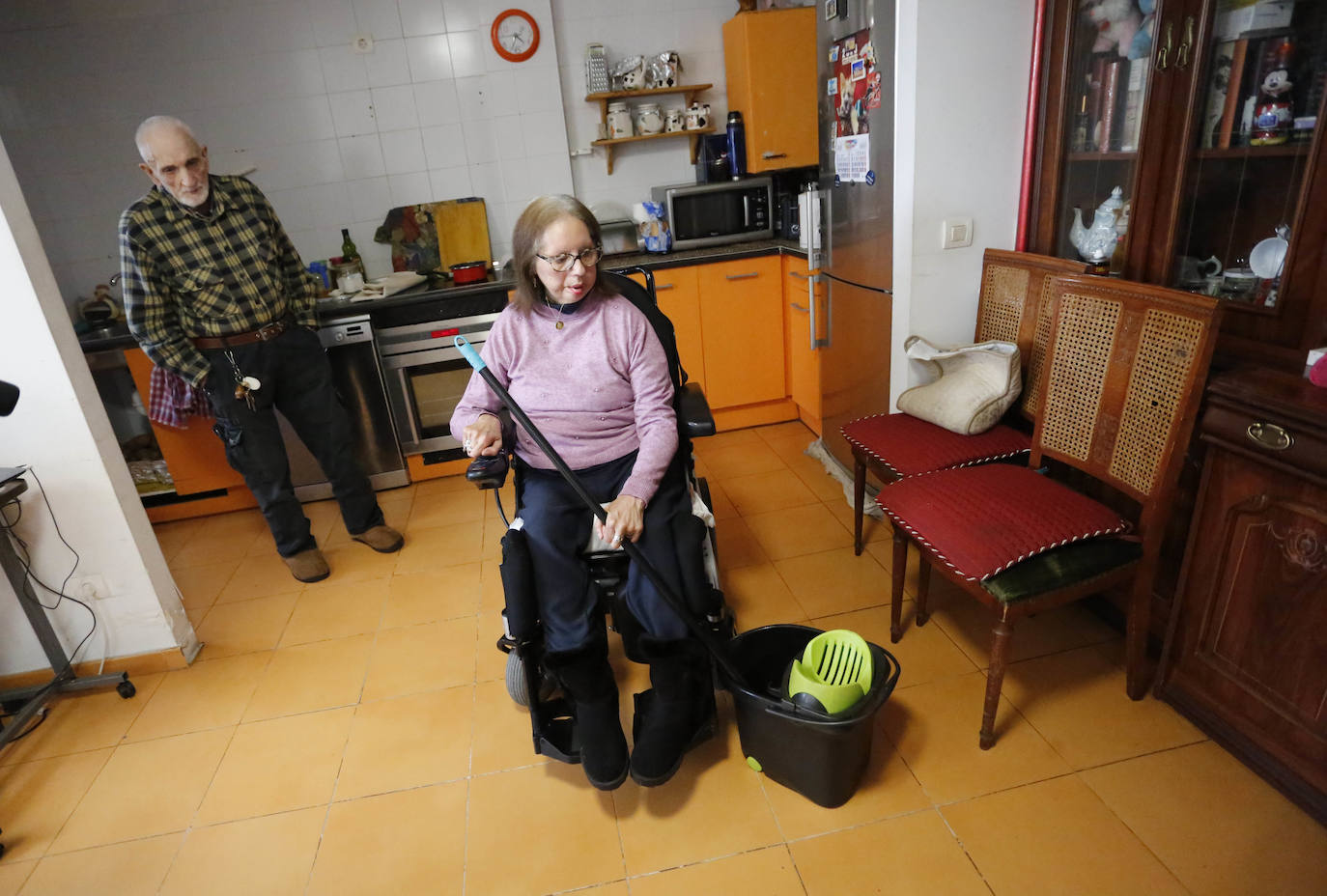 29 de abril. Gijón | Elizabeth y su tío Roberto compensan estos días lla falta de familiares con la ayuda vecinal. 