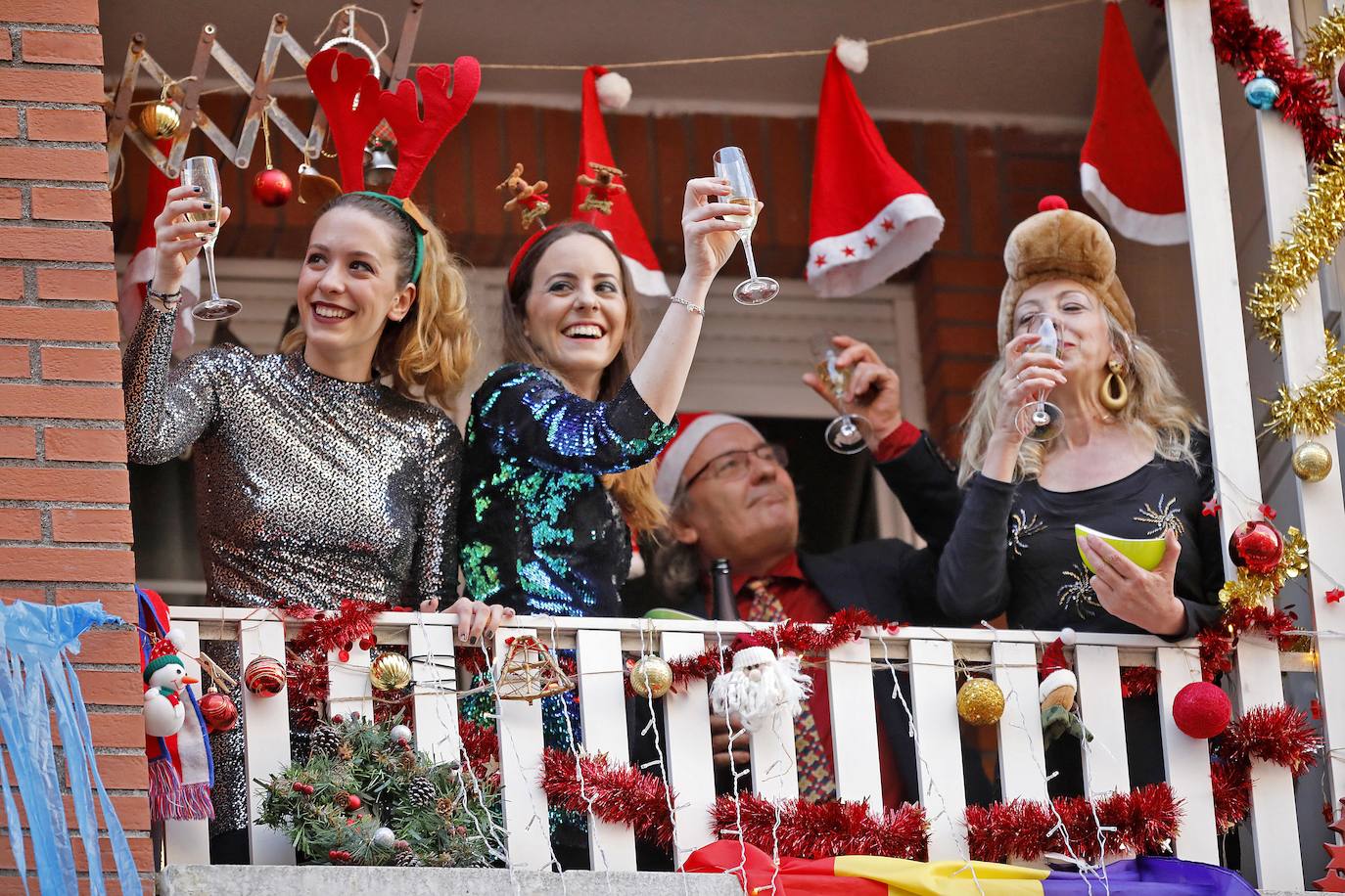 03 de mayo. Gijón | Vecinos de la calle San Juan, vestidos para la ocasión, brindan por el simulado fin de año durante el confinamiento. 