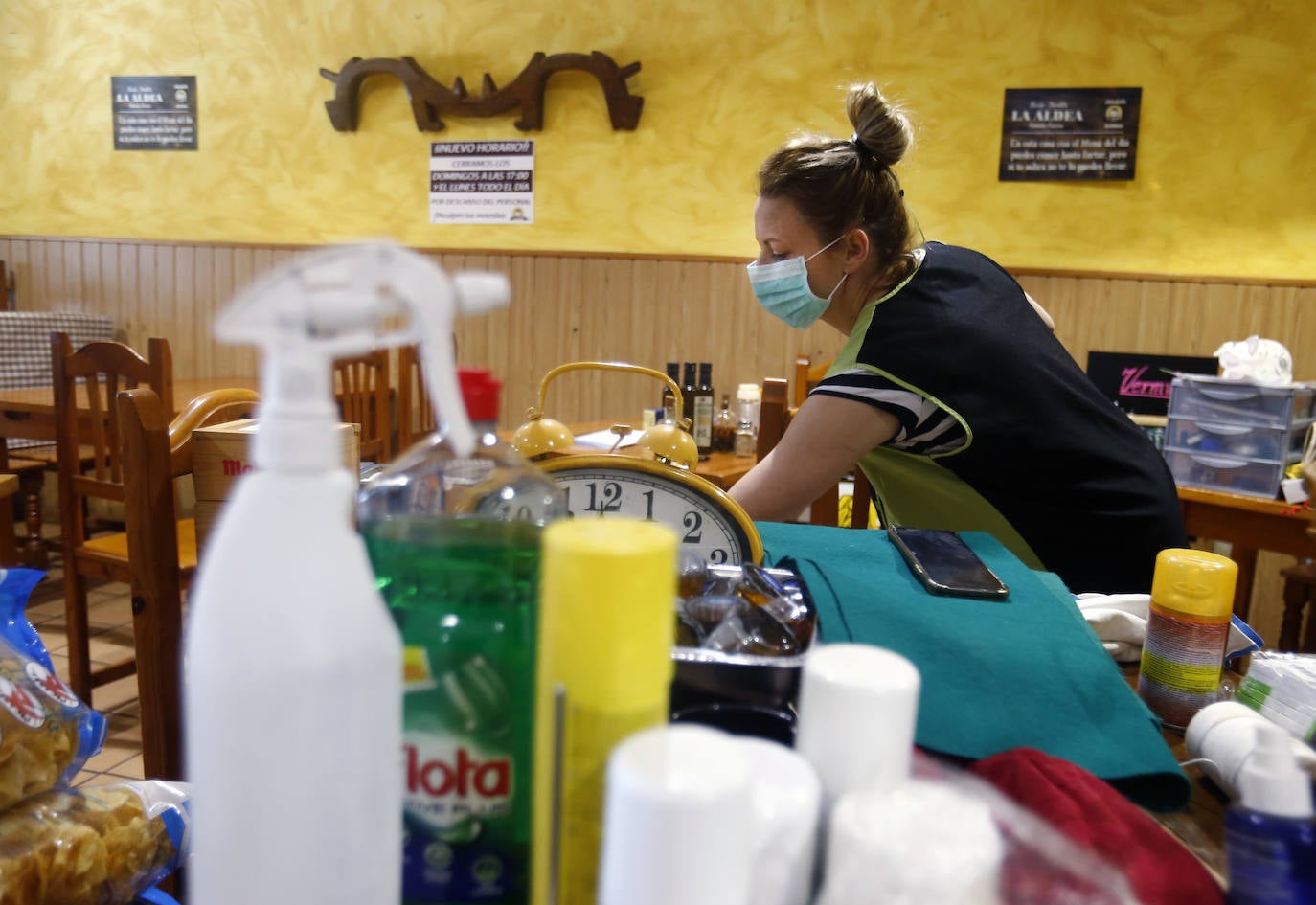 06 de mayo. | María Fernández limia y desinfecta su restaurante en Santa Marina de Piedramuelle antes de su apertura. 