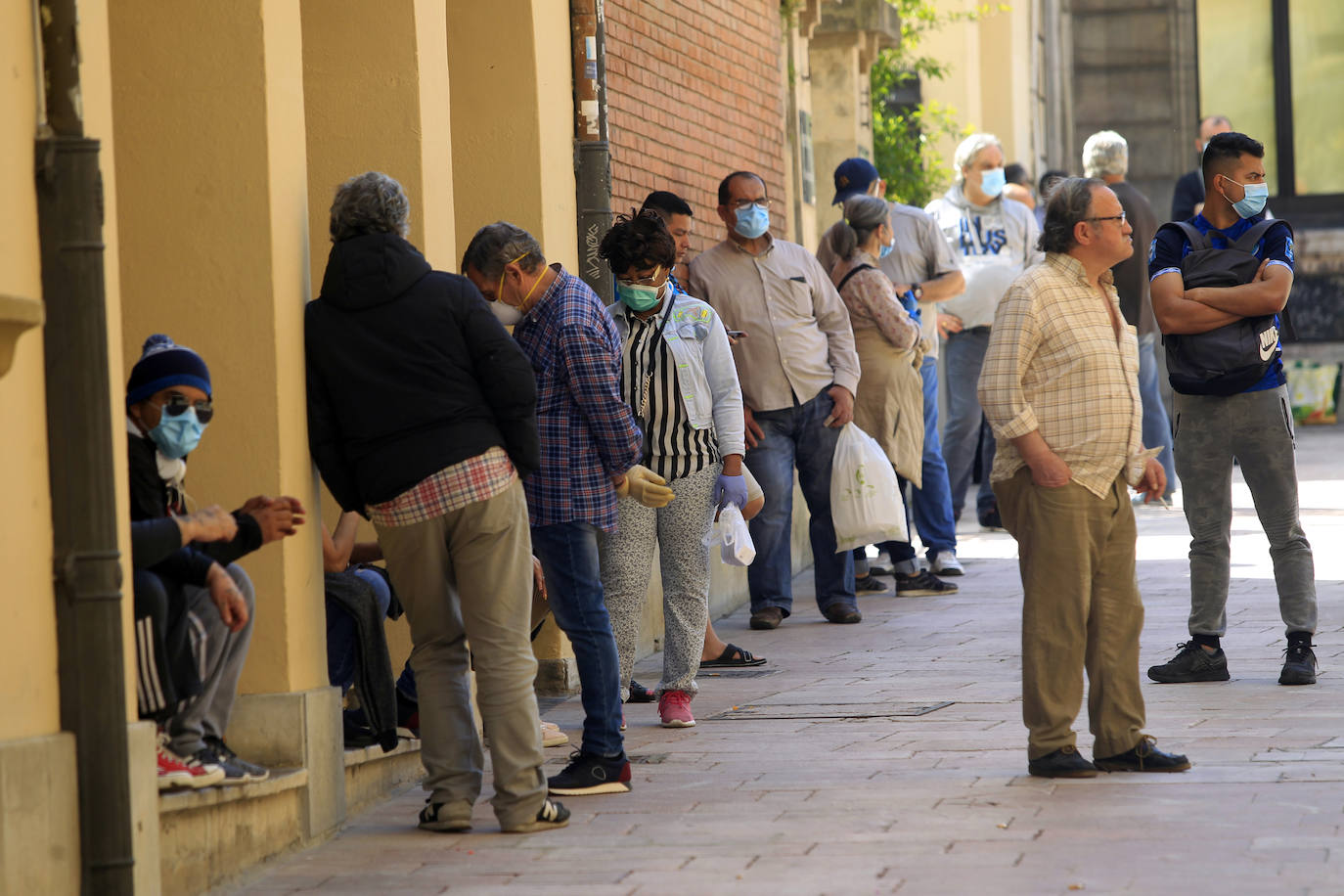 06 de mayo. Gijón | Colas a la puerta de la Cocina Económica. 