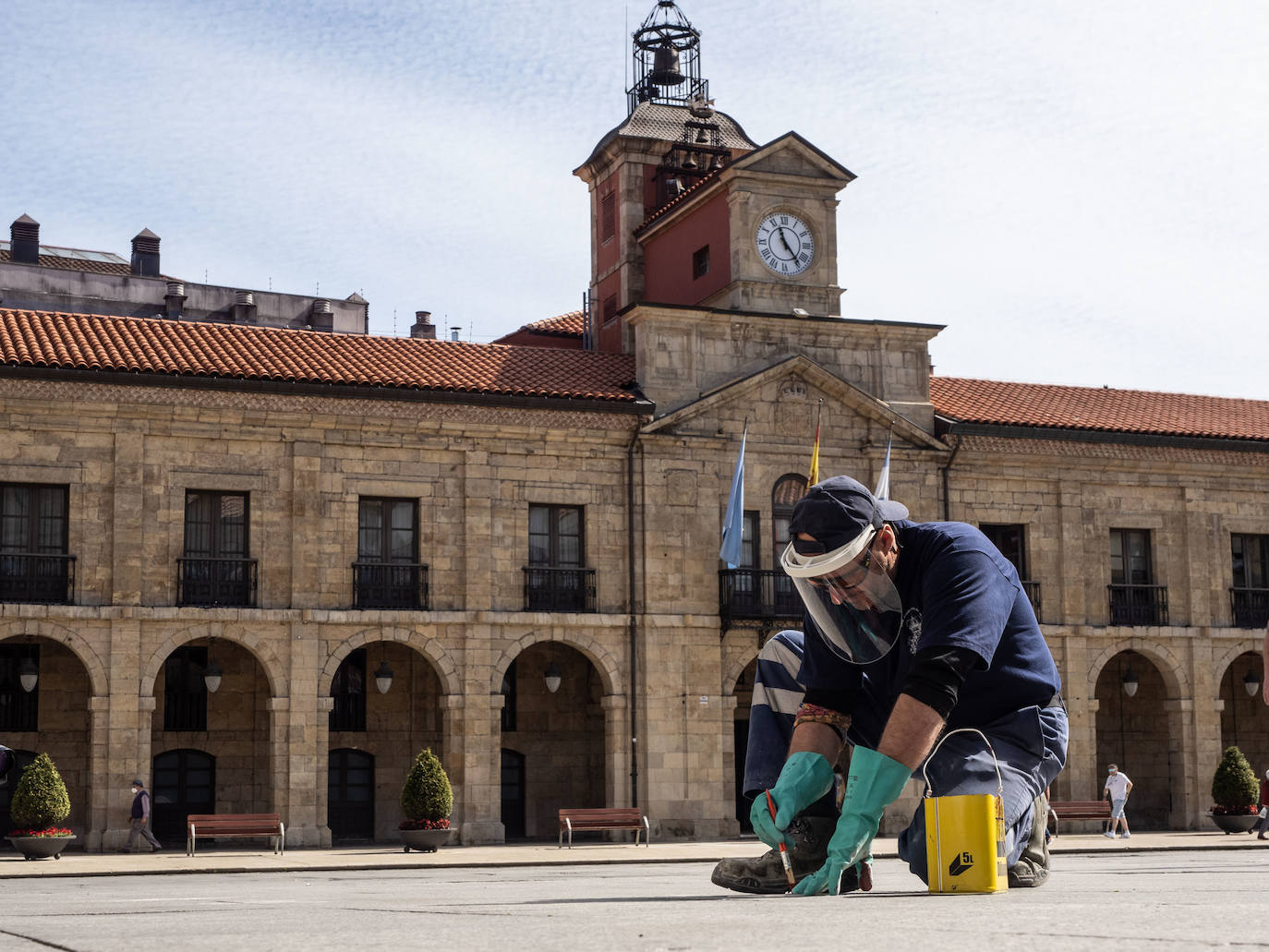 06 de mayo. Avilés | Los técnicos del Ayuntamiento de Avilés iniciaron el marcaje de los nuevos límites de las terrazas, que se duplicarán para compensar la pérdida de aforo. 