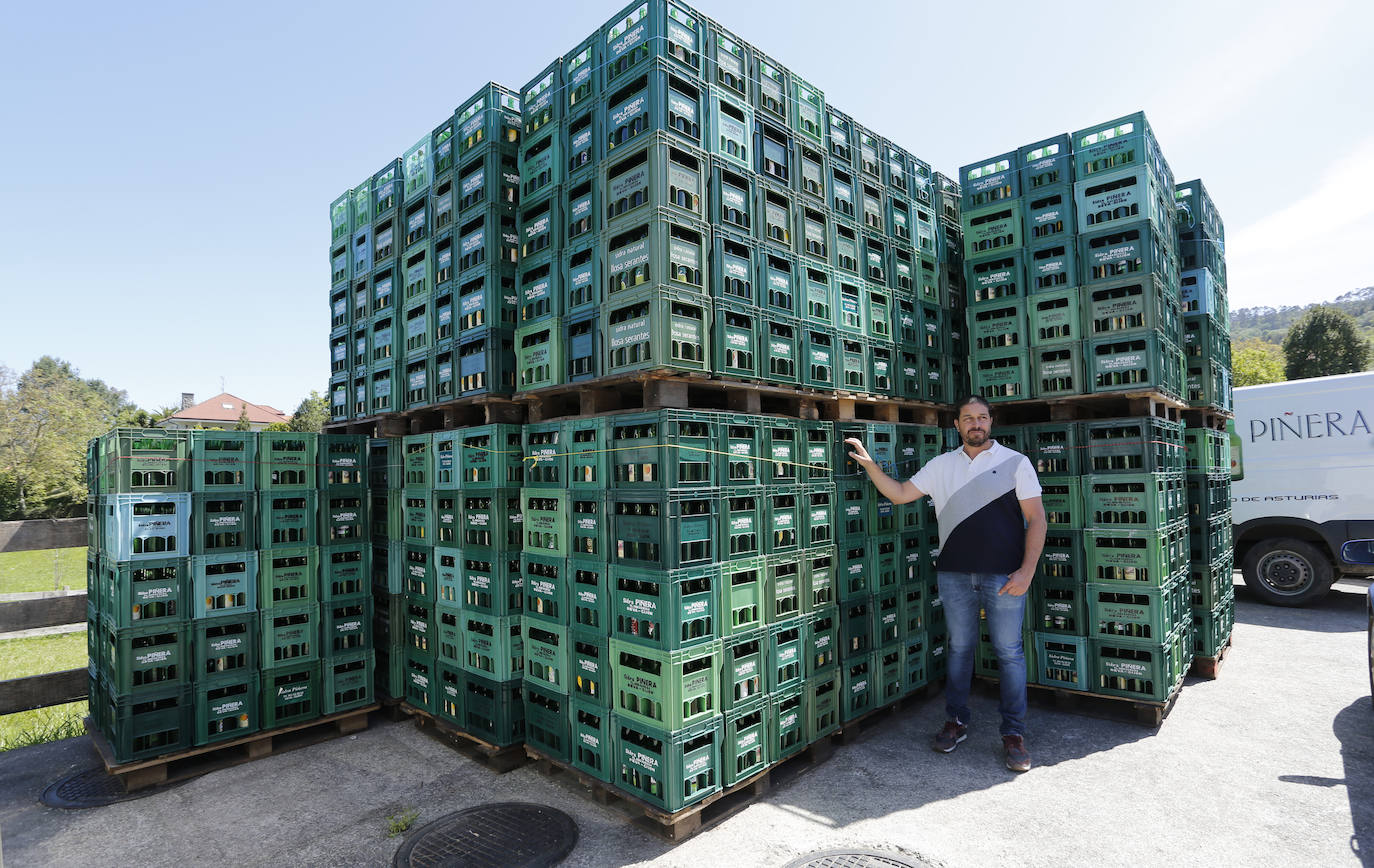 06 de mayo. Gijón | Cajas de sidra acumuladas en el llagar Cortina. 