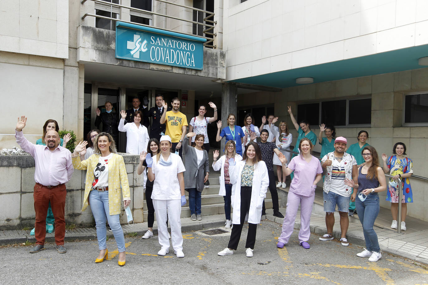 07 de mayo. Gijón | Personal del Sanatorio Covadonga que se ocupó de la planta de aislamiento de pacientes con COVID-19, clausurada ese mismo día, celebran el cierre. 