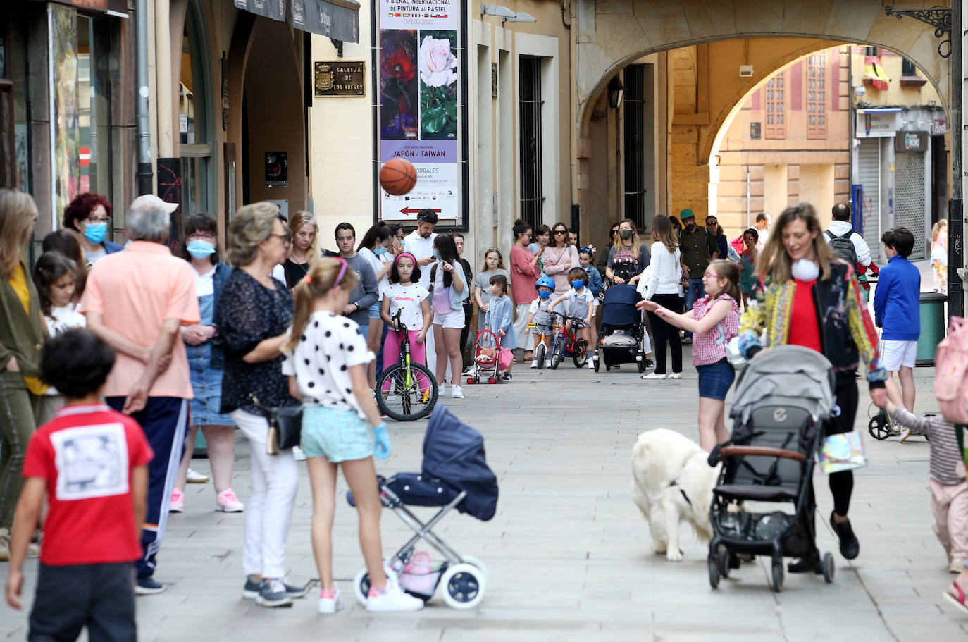 07 de mayo. Oviedo | Colas ante la heladería Verdu, en la cale Cimavilla. 