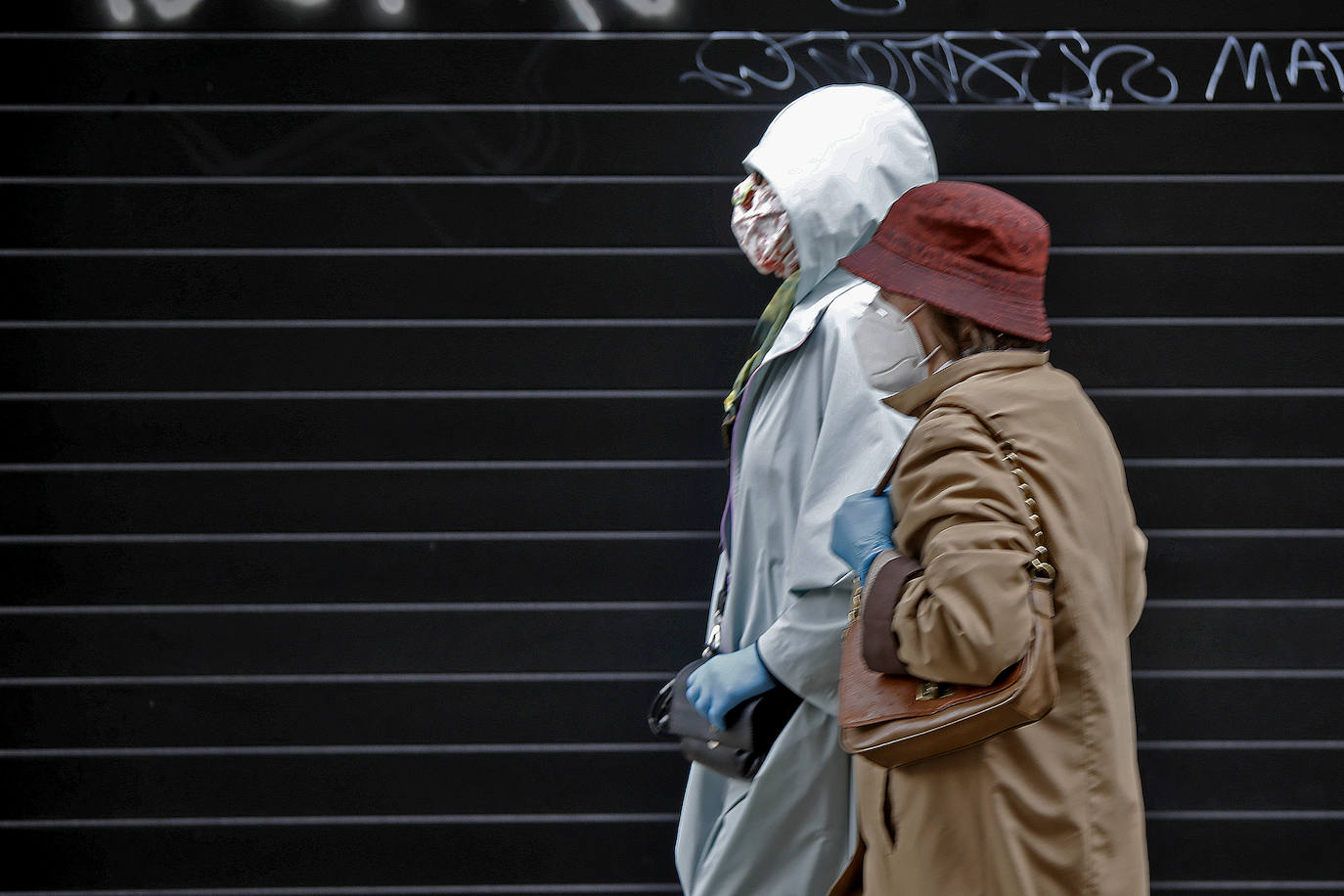 09 de mayo. Gijón | De paseo, abrigadas y protegidas.