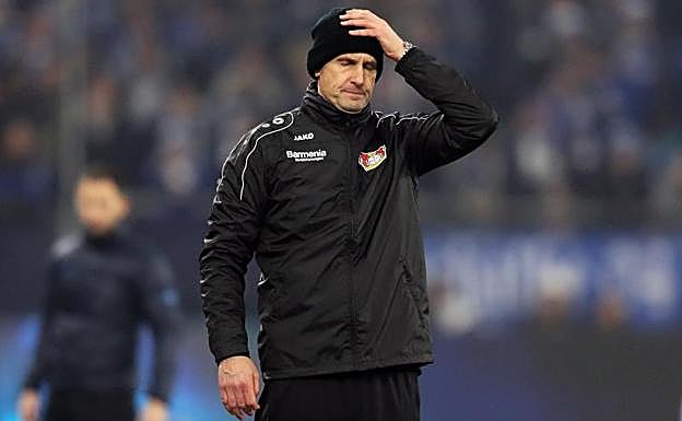 El entrenador del Augsburgo se pierde la reanudación de la Bundesliga por comprar dentífrico