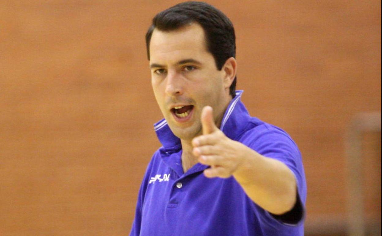Guillermo Arenas, entrenador ovetense de baloncesto. 