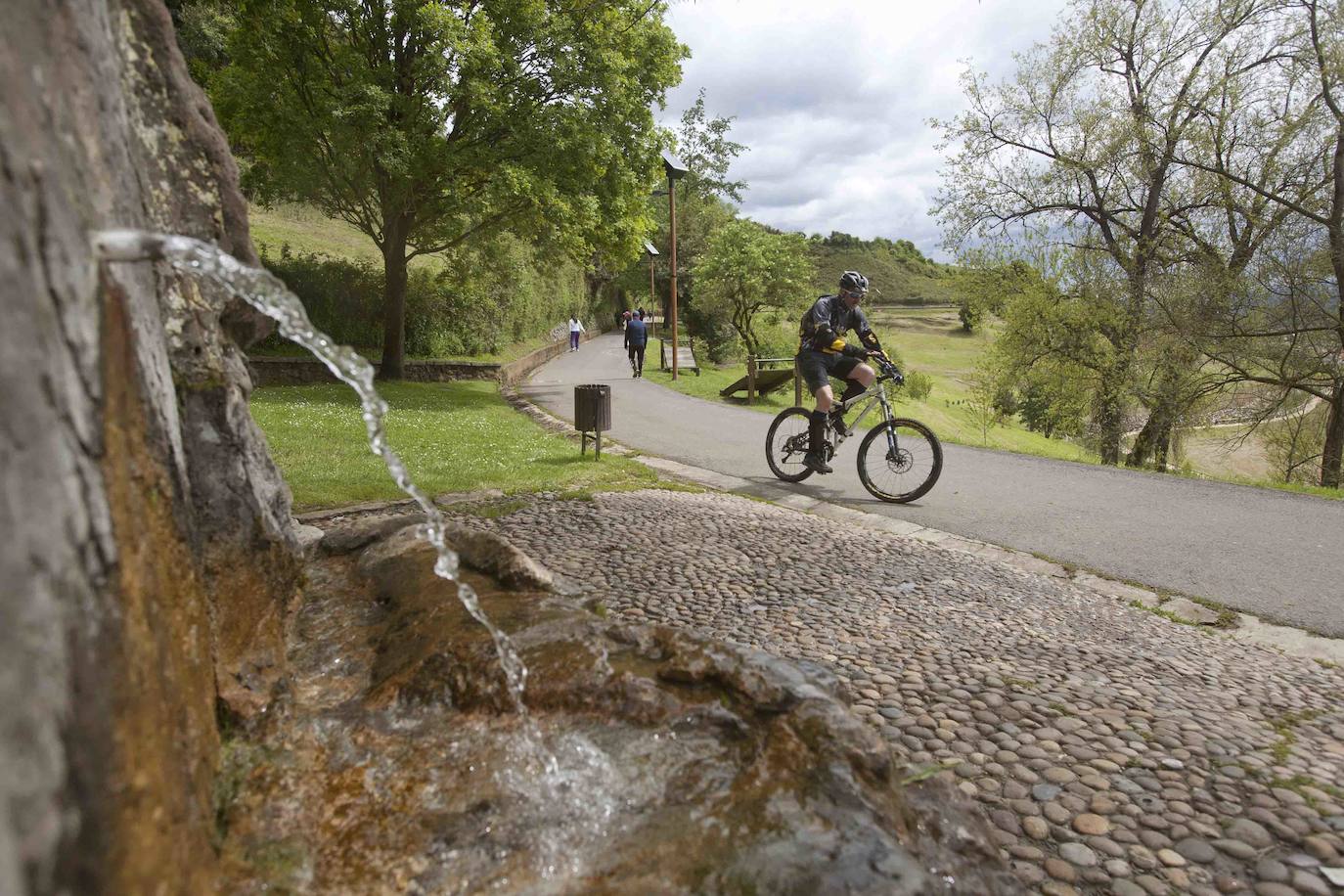 Fuente en la pista.